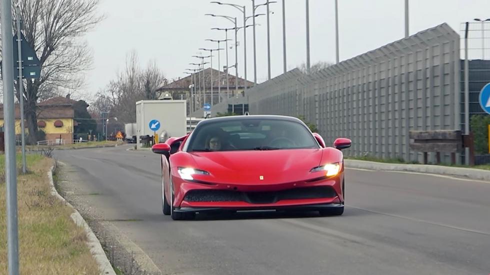 Γιατί η Lamborghini τεστάρει (ξανά) τη Ferrari SF90;